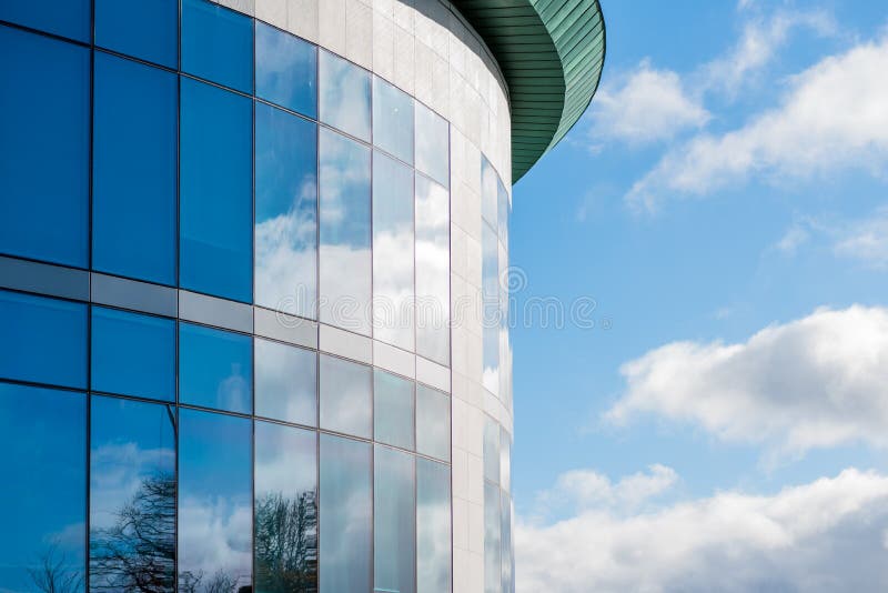 Opinión del día soleado de ventanas del edificio de oficinas corporativo del negocio moderno en Northampton Inglaterra Reino Unid imagenes de archivo Opinión del día soleado de ventanas del edificio de oficinas corporativo del negocio moderno en Northampton Inglaterra Reino Unid imagenes de archivo