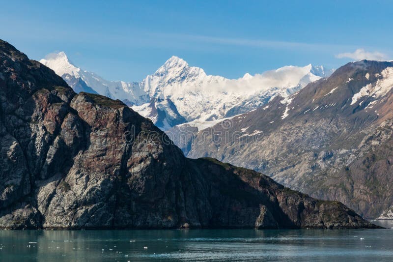 Opinión del Glacier Bay con la montaña nevada fotografía de archivo Opinión del Glacier Bay con la montaña nevada fotografía de archivo