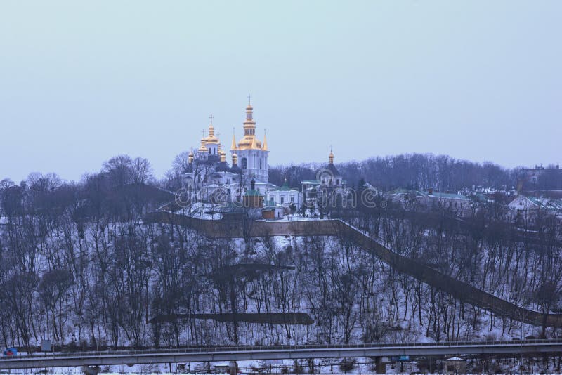 Opinión del invierno de una de las iglesias en lavra de ka del ` de Kyievo-Pechers Es un monasterio cristiano ortodoxo histórico fotografía de archivo libre de regalías Opinión del invierno de una de las iglesias en lavra de ka del ` de Kyievo-Pechers Es un monasterio cristiano ortodoxo histórico fotografía de archivo libre de regalías