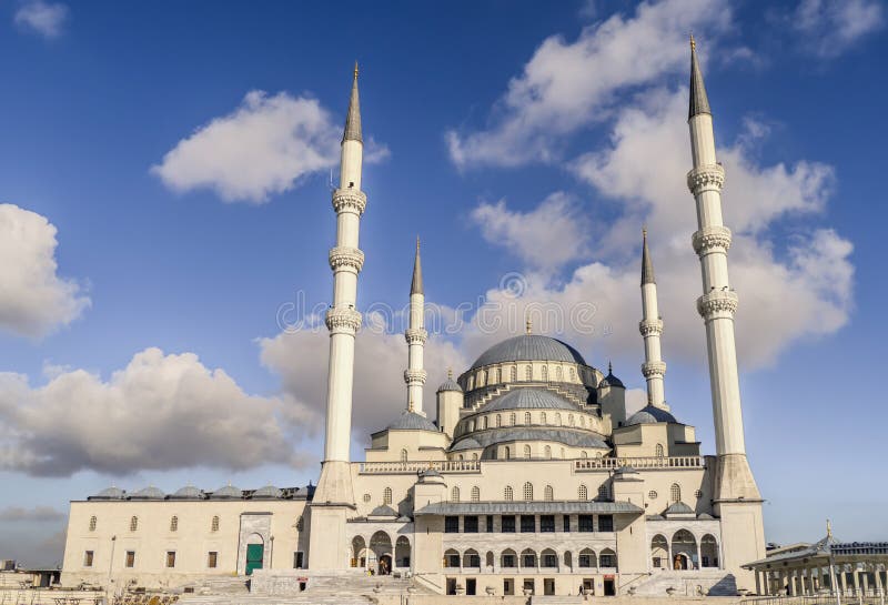 Opinión del lanscape de la mezquita del kocatepe de Ankara-Turquía con el cielo azul y las nubes fotografía de archivo Opinión del lanscape de la mezquita del kocatepe de Ankara-Turquía con el cielo azul y las nubes fotografía de archivo
