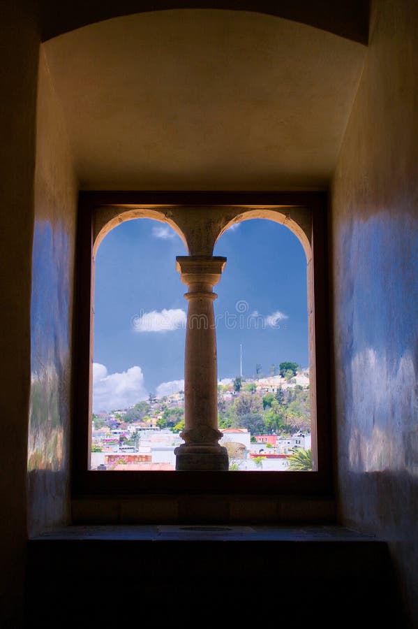 Opinión del monasterio de México Oaxaca Santo Domingo de la ventana con colu fotografía de archivo libre de regalías Opinión del monasterio de México Oaxaca Santo Domingo de la ventana con colu fotografía de archivo libre de regalías