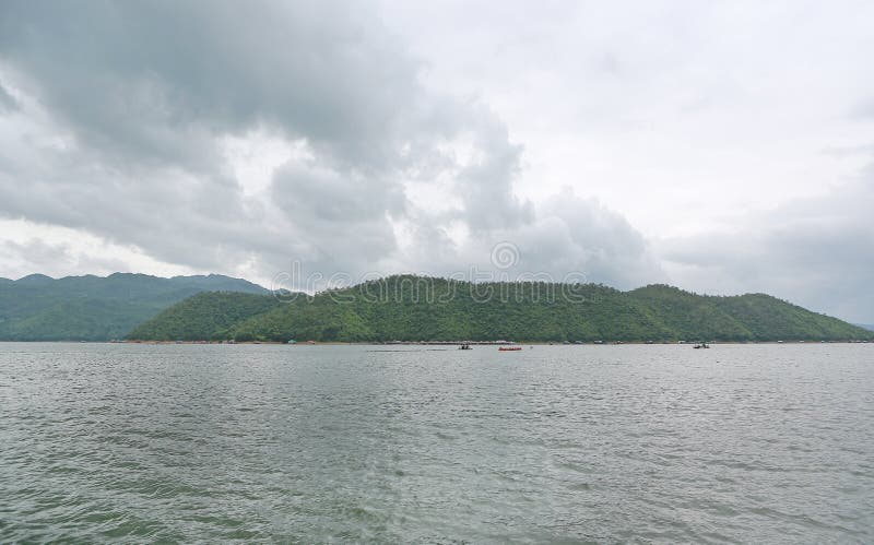 Opinión del paisaje del lago con la montaña en el kanchanaburi, Tailandia fotografía de archivo libre de regalías Opinión del paisaje del lago con la montaña en el kanchanaburi, Tailandia fotografía de archivo libre de regalías