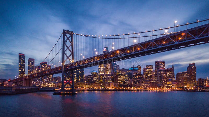 Opinión del paisaje urbano de San Francisco y el puente de la bahía en la noche
