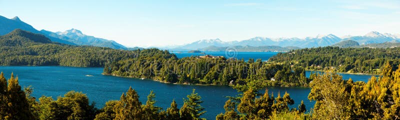 Opinión del panorama de Bariloche y de su lago, la Argentina fotografía de archivo libre de regalías Opinión del panorama de Bariloche y de su lago, la Argentina fotografía de archivo libre de regalías