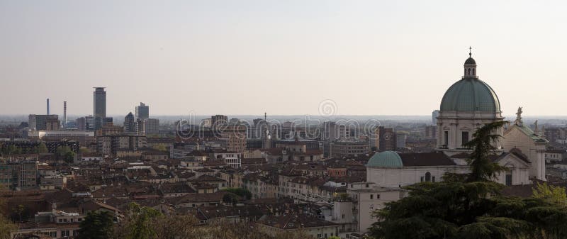Opinión del panorama de la ciudad de Brescia fotografía de archivo Opinión del panorama de la ciudad de Brescia fotografía de archivo