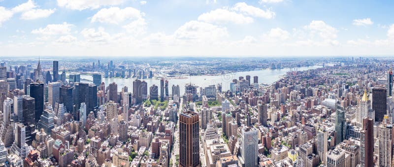 Opinión del panorama de la zona este del Empire State Building con la ciudad de East River y de Long Island, Nueva York, Estados fotos de archivo libres de regalías Opinión del panorama de la zona este del Empire State Building con la ciudad de East River y de Long Island, Nueva York, Estados fotos de archivo libres de regalías