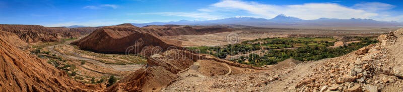 Opinión del panorama de las ruinas de Quitor del ¡de Pukarà sobre un valle abajo, desierto de Atacama, Chile septentrional foto de archivo Opinión del panorama de las ruinas de Quitor del ¡de Pukarà sobre un valle abajo, desierto de Atacama, Chile septentrional foto de archivo