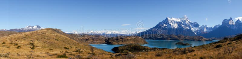 Opinión del panorama de Mirador Pehoe hacia las montañas en Torres del Paine, Patagonia, Chile imagenes de archivo Opinión del panorama de Mirador Pehoe hacia las montañas en Torres del Paine, Patagonia, Chile imagenes de archivo