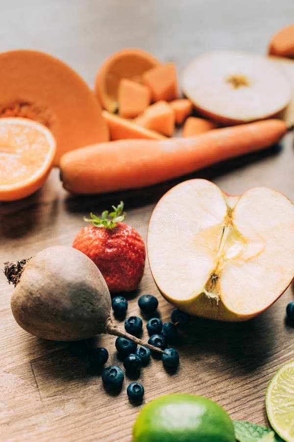 opinión del primer de diversas frutas y verduras frescas imágenes de archivo libres de regalías opinión del primer de diversas frutas y verduras frescas imágenes de archivo libres de regalías