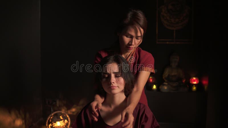 Opinión del primer del cuello y de los hombros del ` s de la mujer que tienen masaje tailandés en balneario por un concepto femen