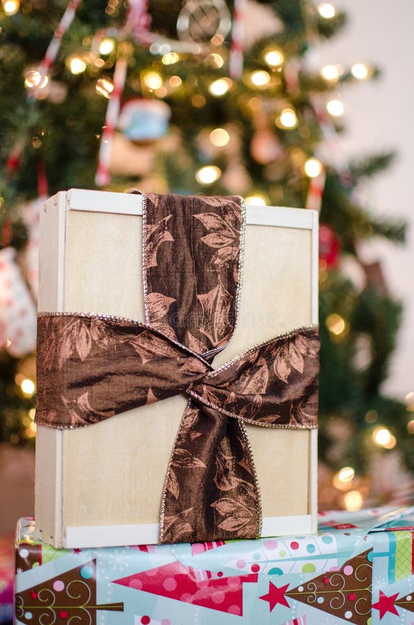 Opinión del retrato de los regalos y de los presentes envueltos de la Navidad imagen de archivo Opinión del retrato de los regalos y de los presentes envueltos de la Navidad imagen de archivo