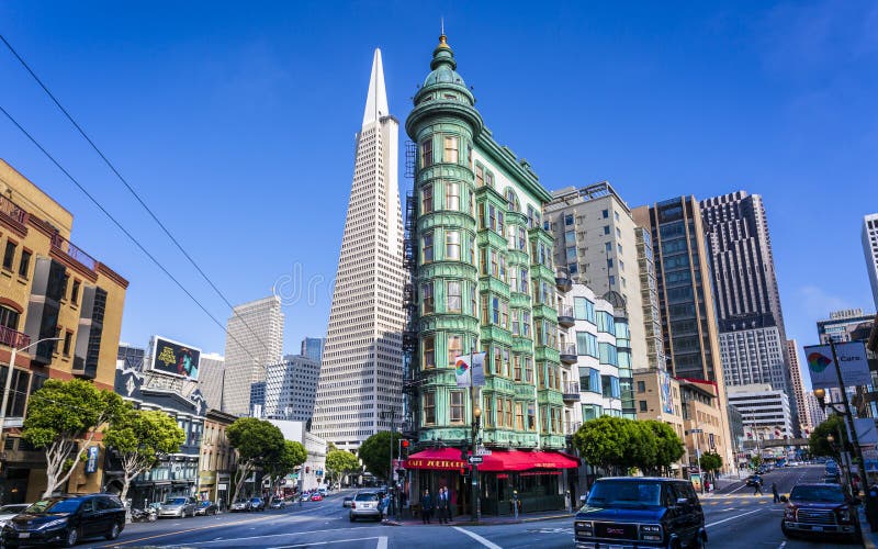 Opinión el edificio y Columbus Tower de la pirámide de Transamerica en Columbus Avenue, playa del norte, San Francisco, Californi imágenes de archivo libres de regalías Opinión el edificio y Columbus Tower de la pirámide de Transamerica en Columbus Avenue, playa del norte, San Francisco, Californi imágenes de archivo libres de regalías