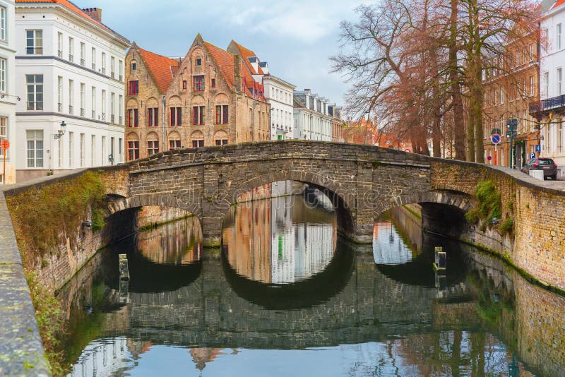 Opinión escénica de la ciudad del canal y del puente de Brujas imagen de archivo libre de regalías Opinión escénica de la ciudad del canal y del puente de Brujas imagen de archivo libre de regalías