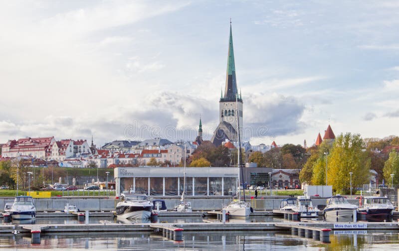 Opinión escénica del verano de la ciudad vieja y del puerto en Tallinn, Estonia colorida en tiempo claro Los yates están en puert fotografía de archivo Opinión escénica del verano de la ciudad vieja y del puerto en Tallinn, Estonia colorida en tiempo claro Los yates están en puert fotografía de archivo