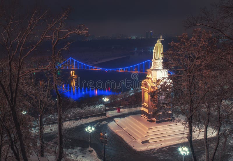 Opinión escénica el santo Vladimir Monument contra el contexto del río en la noche del invierno, Kiev, Ucrania de Dnieper fotos de archivo libres de regalías Opinión escénica el santo Vladimir Monument contra el contexto del río en la noche del invierno, Kiev, Ucrania de Dnieper fotos de archivo libres de regalías