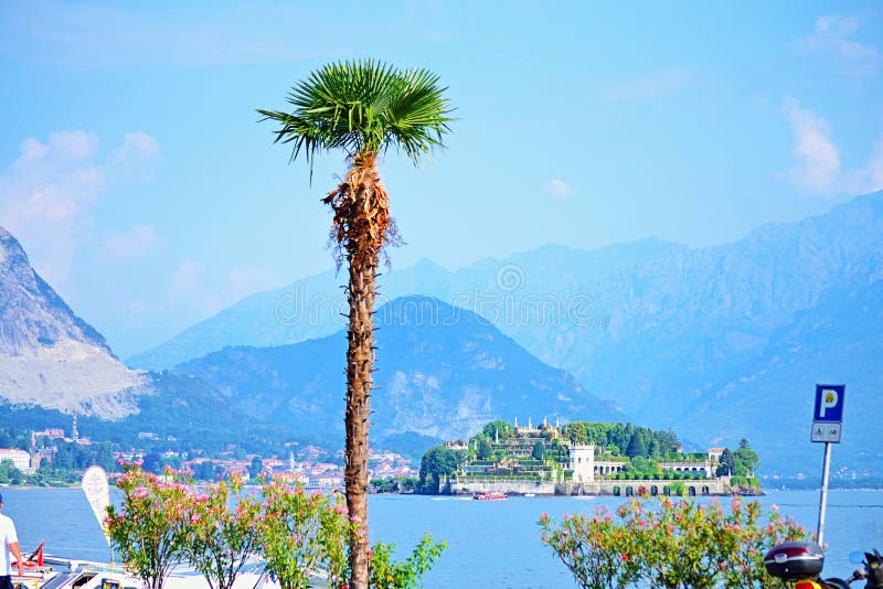 Opinión escénica Isola Bella, montañas Italia del lago Maggiore de las montañas fotos de archivo Opinión escénica Isola Bella, montañas Italia del lago Maggiore de las montañas fotos de archivo