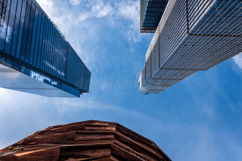 Opinión gráfica del ángulo bajo de los rascacielos y de las piezas del edificio del buque, cielo azul soleado, New York City - im fotografía de archivo libre de regalías