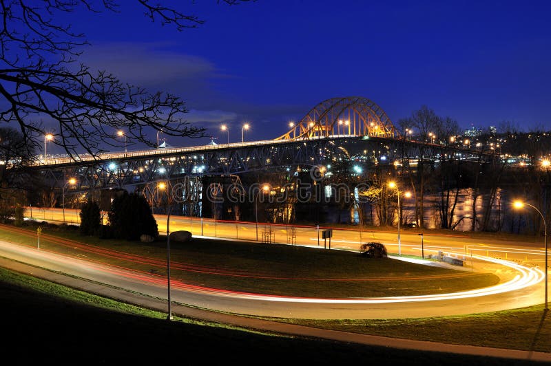 Opinión hermosa de la noche del camino que lleva al puente fotos de archivo Opinión hermosa de la noche del camino que lleva al puente fotos de archivo