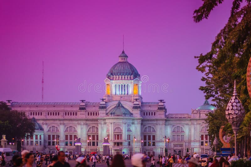 Opinión hermosa de la tarde del trono Pasillo, el forme de Ananta Samakhom imagen de archivo libre de regalías Opinión hermosa de la tarde del trono Pasillo, el forme de Ananta Samakhom imagen de archivo libre de regalías