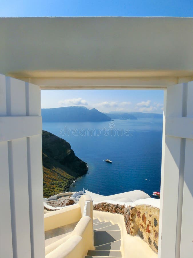 Opinión hermosa del mar de la puerta abierta Isla de Santorini, Grecia fotografía de archivo Opinión hermosa del mar de la puerta abierta Isla de Santorini, Grecia fotografía de archivo