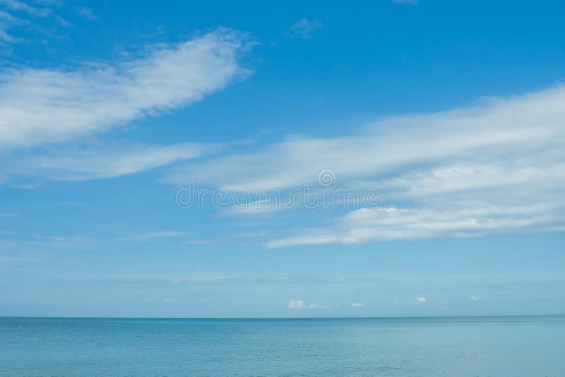 Opinión hermosa del paisaje marino del mar y del cielo azules en el fondo en el tiempo de verano foto de archivo Opinión hermosa del paisaje marino del mar y del cielo azules en el fondo en el tiempo de verano foto de archivo