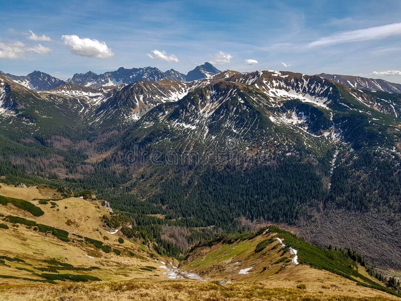 Opinión impresionante sobre el parque nacional de Tatra con las montañas en día de primavera soleado con el pueblo próximo de Zak imagen de archivo Opinión impresionante sobre el parque nacional de Tatra con las montañas en día de primavera soleado con el pueblo próximo de Zak imagen de archivo
