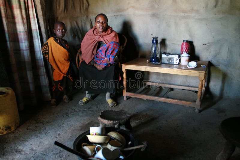 Opinión interna la choza del maasai, la mujer negra y niños dentro fotos de archivo Opinión interna la choza del maasai, la mujer negra y niños dentro fotos de archivo