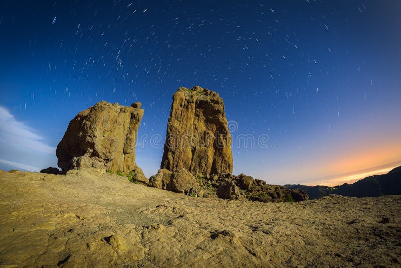 Opinión larga de la exposición de la noche del pico de Roque Nublo en la isla de Gran Canaria, España fotos de archivo libres de regalías Opinión larga de la exposición de la noche del pico de Roque Nublo en la isla de Gran Canaria, España fotos de archivo libres de regalías