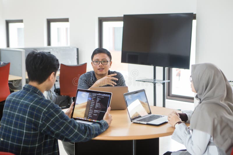 Opinión los hombres de negocios que discuten en sala de reunión en la oficina creativa imágenes de archivo libres de regalías