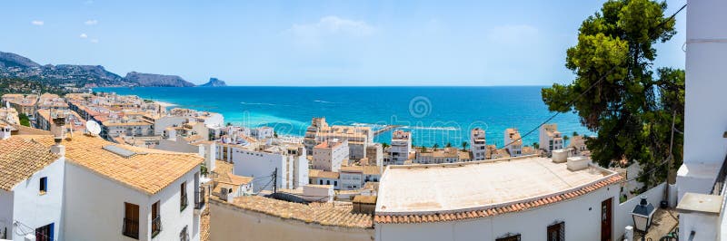 Opinión panorámica Costa Blanca del pasar por alto el punto en Altea, España imagen de archivo libre de regalías Opinión panorámica Costa Blanca del pasar por alto el punto en Altea, España imagen de archivo libre de regalías
