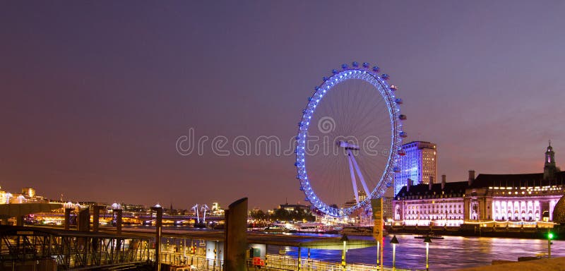 Opinión panorámica de la noche del ojo de Londres fotos de archivo Opinión panorámica de la noche del ojo de Londres fotos de archivo