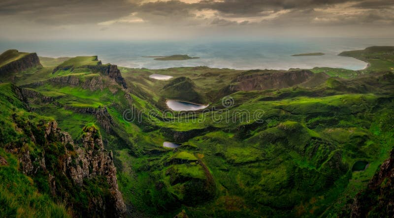 Opinión panorámica del paisaje de la costa costa en montañas escocesas, Escocia, Reino Unido de Quiraing fotos de archivo Opinión panorámica del paisaje de la costa costa en montañas escocesas, Escocia, Reino Unido de Quiraing fotos de archivo