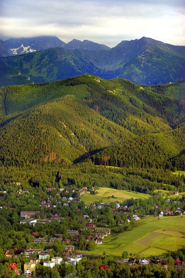 Opinión panorámica del paisaje de las montañas de Tatra, cerca de Zakopane en Polonia imagen de archivo libre de regalías Opinión panorámica del paisaje de las montañas de Tatra, cerca de Zakopane en Polonia imagen de archivo libre de regalías