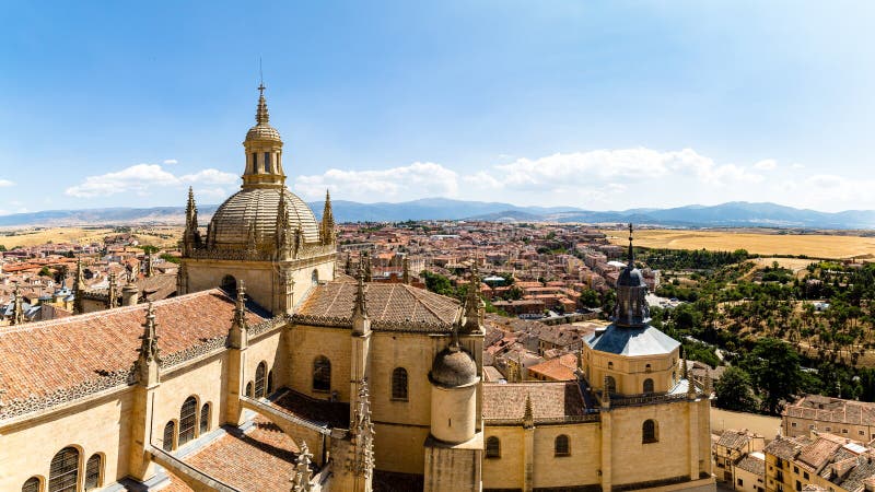 Opinión panorámica del 16:9 del †de Segovia, España “de la bóveda de la catedral y de la ciudad vieja de Segovia desde arriba d fotos de archivo Opinión panorámica del 16:9 del †de Segovia, España “de la bóveda de la catedral y de la ciudad vieja de Segovia desde arriba d fotos de archivo