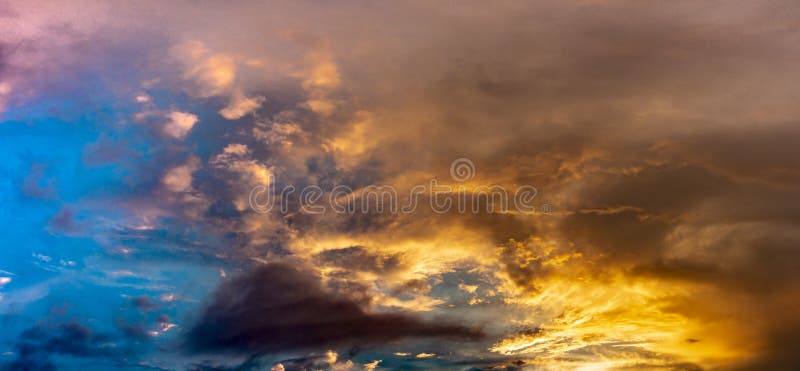 Opinión panorámica sobre el cielo loudy del de Ñ en la puesta del sol las nubes son coloreadas por una pendiente de la puesta d imágenes de archivo libres de regalías Opinión panorámica sobre el cielo loudy del de Ñ en la puesta del sol las nubes son coloreadas por una pendiente de la puesta d imágenes de archivo libres de regalías