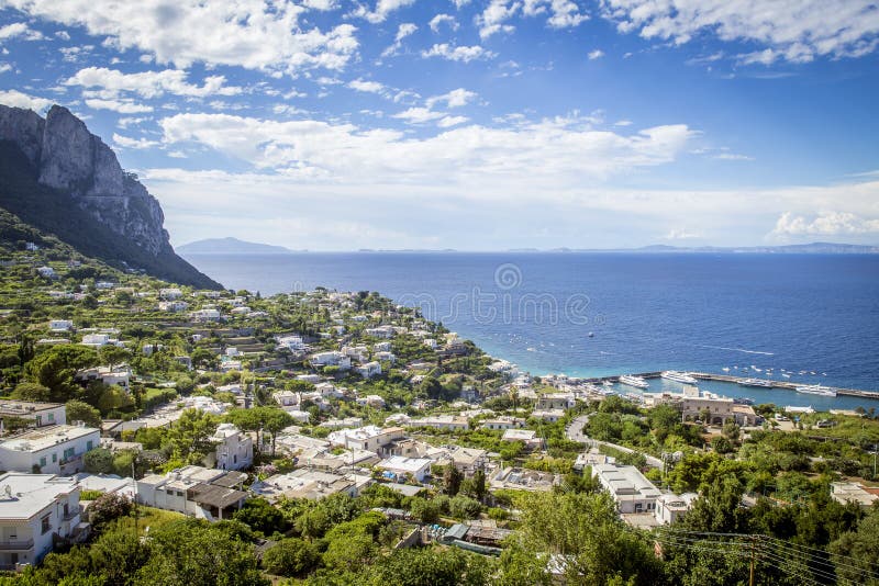 Opinión panorámica sobre la isla de Capri, Campania, Italia fotos de archivo Opinión panorámica sobre la isla de Capri, Campania, Italia fotos de archivo