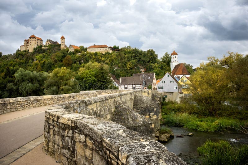Opinión sobre el castillo de Harburg del puente sobre el río de Wornitz en la ciudad de Harburg en Baviera, Alemania fotografía de archivo libre de regalías Opinión sobre el castillo de Harburg del puente sobre el río de Wornitz en la ciudad de Harburg en Baviera, Alemania fotografía de archivo libre de regalías