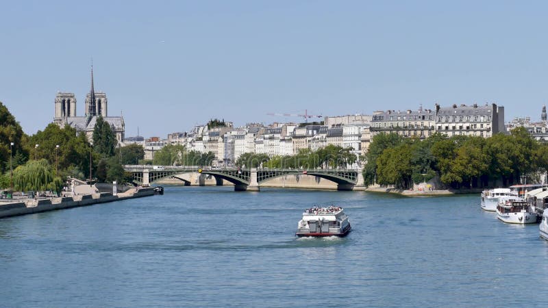 Opinión sobre el centro de París y de su río, el Sena, durante el verano
