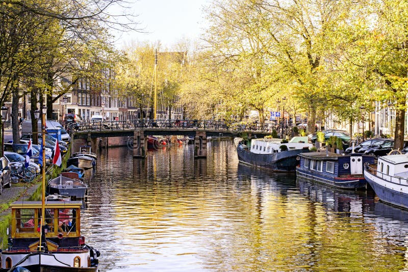 Opinión sobre la ciudad de Amsterdam, capital de los Países Bajos Canales y canalboats, árboles y agua fotos de archivo libres de regalías Opinión sobre la ciudad de Amsterdam, capital de los Países Bajos Canales y canalboats, árboles y agua fotos de archivo libres de regalías