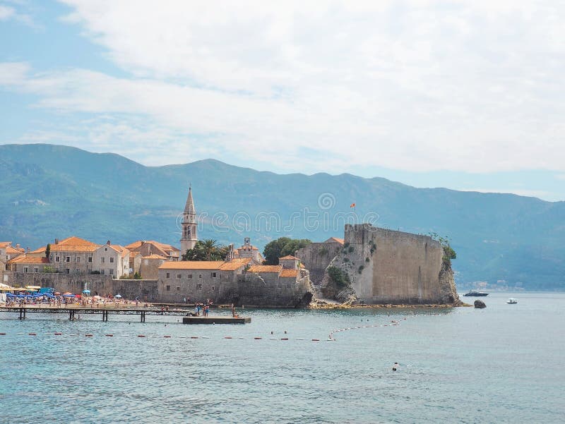 Opinión sobre la ciudad vieja de Budva Paisaje de Montenegro el día soleado Fuerte viejo en laguna foto de archivo libre de regalías Opinión sobre la ciudad vieja de Budva Paisaje de Montenegro el día soleado Fuerte viejo en laguna foto de archivo libre de regalías