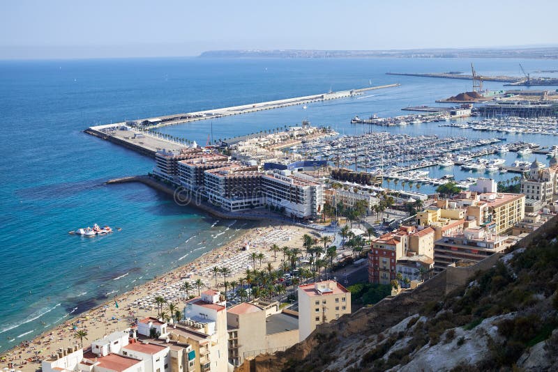 Opinión sobre la ciudad y el puerto viejos de Alicante del castillo Santa Barbara, verano España fotografía de archivo Opinión sobre la ciudad y el puerto viejos de Alicante del castillo Santa Barbara, verano España fotografía de archivo