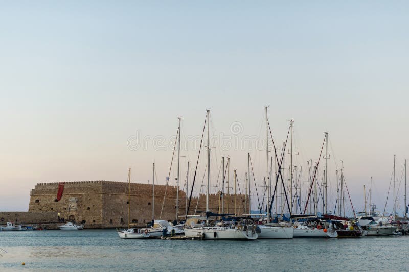 Opinión sobre la fortaleza de Koules el castillo veneciano de Heraklion en la ciudad de Heraklion, Creta, Grecia imágenes de archivo libres de regalías Opinión sobre la fortaleza de Koules el castillo veneciano de Heraklion en la ciudad de Heraklion, Creta, Grecia imágenes de archivo libres de regalías