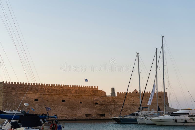Opinión sobre la fortaleza de Koules el castillo veneciano de Heraklion en la ciudad de Heraklion, Creta, Grecia fotos de archivo libres de regalías Opinión sobre la fortaleza de Koules el castillo veneciano de Heraklion en la ciudad de Heraklion, Creta, Grecia fotos de archivo libres de regalías