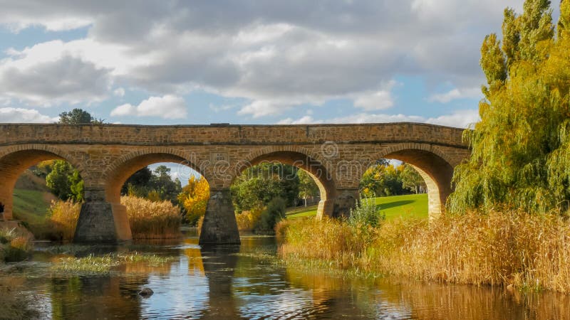 Opinión soleada del otoño del puente de piedra viejo histórico en Richmond, Tasmania fotografía de archivo libre de regalías Opinión soleada del otoño del puente de piedra viejo histórico en Richmond, Tasmania fotografía de archivo libre de regalías