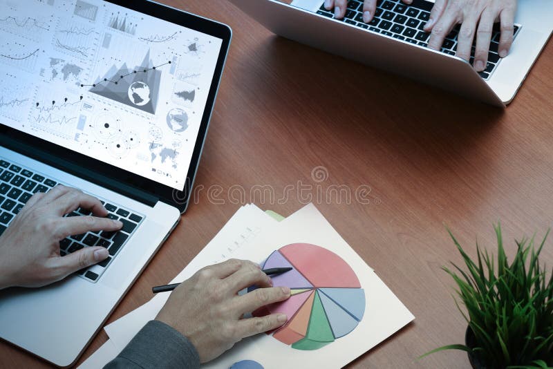 opinión superior dos colegas que discuten datos con nuevo compu moderno imagenes de archivo opinión superior dos colegas que discuten datos con nuevo compu moderno imagenes de archivo
