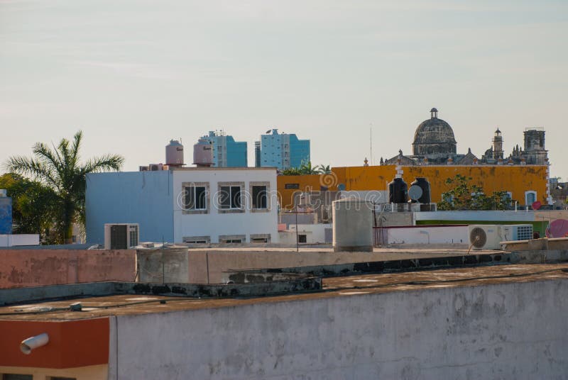 Opinión superior la ciudad y el San anterior Jose Cathedral Era el templo principal del monasterio de la jesuita y ahora es un ce imagenes de archivo