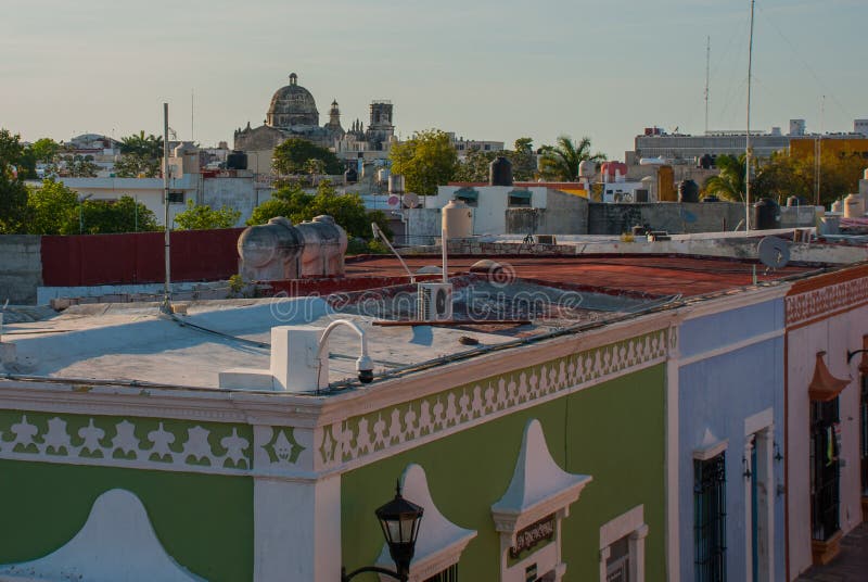 Opinión superior la ciudad y el San anterior Jose Cathedral Era el templo principal del monasterio de la jesuita y ahora es un ce foto de archivo libre de regalías