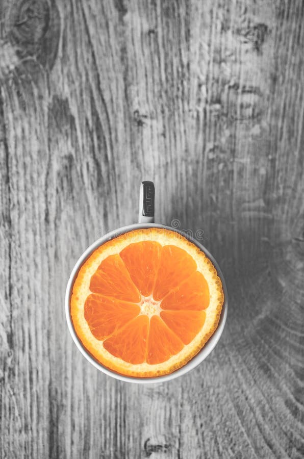 Opinión superior la naranja dulce deliciosa en la taza aislada en un b de madera imagenes de archivo Opinión superior la naranja dulce deliciosa en la taza aislada en un b de madera imagenes de archivo