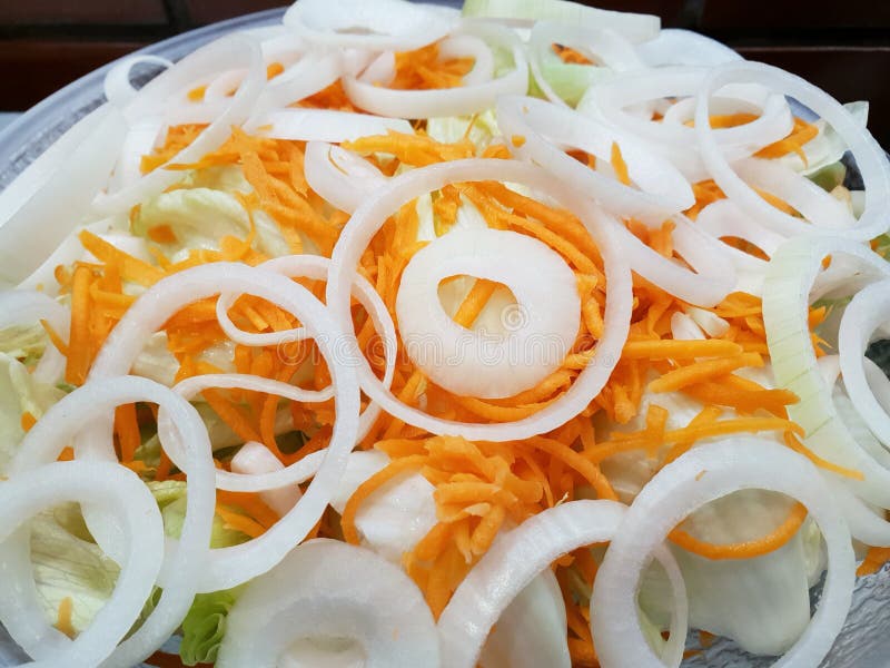 Opinión superior las verduras frescas mezcladas con las rebanadas de la lechuga, de la zanahoria y de la cebolla para cocinar o l foto de archivo Opinión superior las verduras frescas mezcladas con las rebanadas de la lechuga, de la zanahoria y de la cebolla para cocinar o l foto de archivo