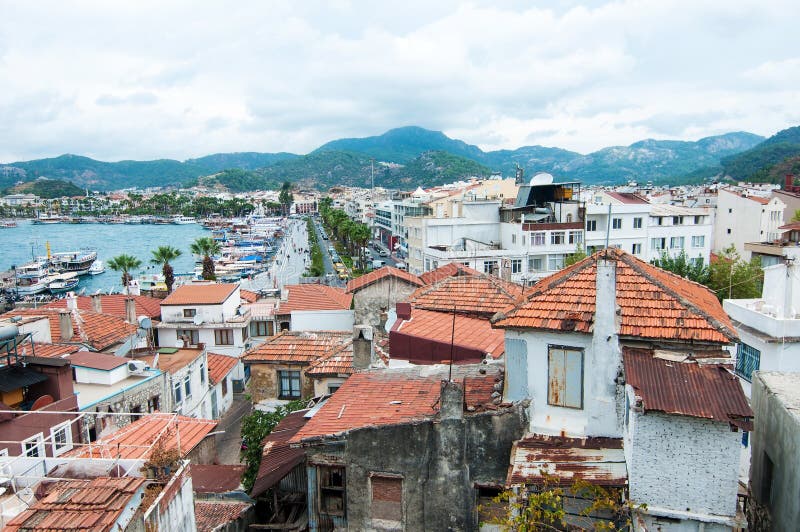 Opinión superior sobre una ciudad de la playa con los tejados rojos viejos imagenes de archivo Opinión superior sobre una ciudad de la playa con los tejados rojos viejos imagenes de archivo